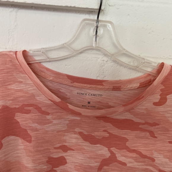 Vince Camuto Camo Short Sleeve Top M NWT - Picture 5 of 10